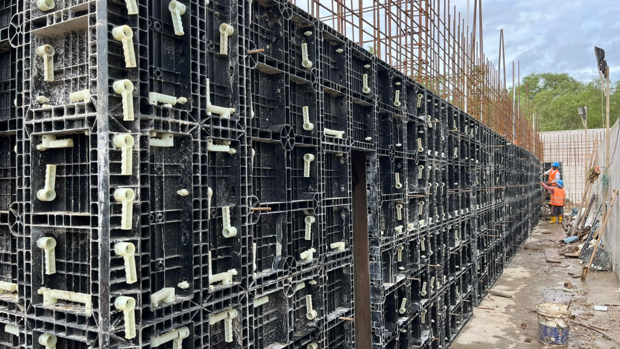 Paggamit ng Plastic Formwork ng Lianggong Formwork para sa Retaining Wall Construction