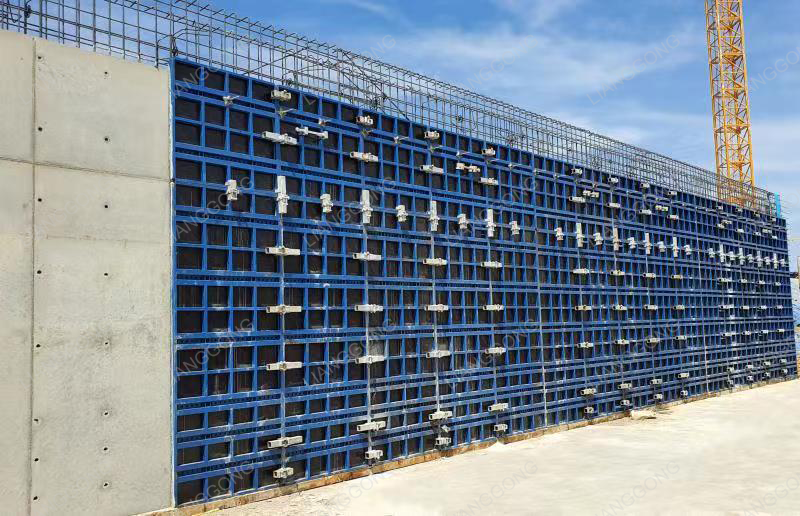 Formwork construction site na nagpapakita ng structural concrete framing